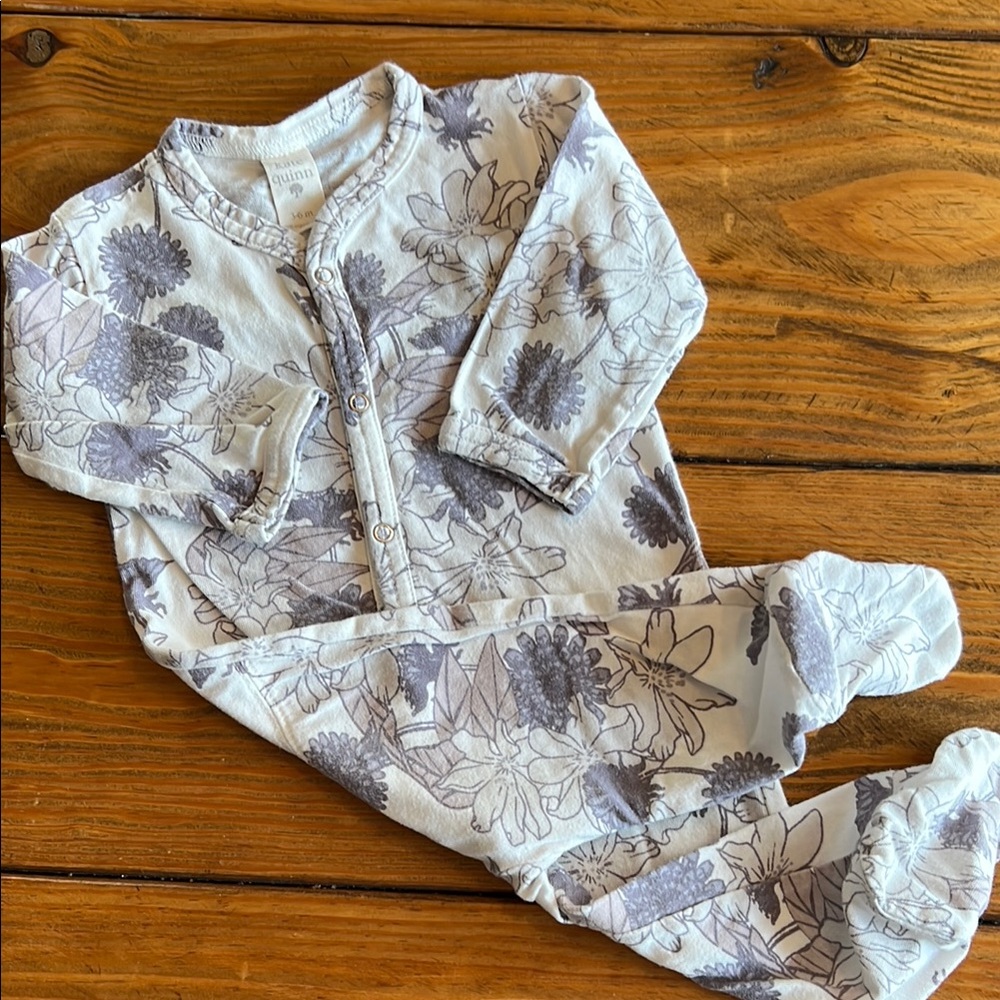 Kate Quinn Floral Baby Onesie in Gray and White like new 3-6 mo